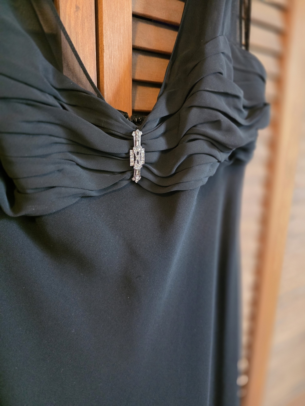 Black Elegant V-Neck Evening Dress with Decorative Brooch